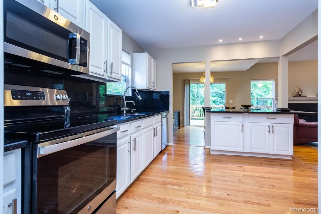 487 N Oak Drive Commerce Charter Township MI 48390