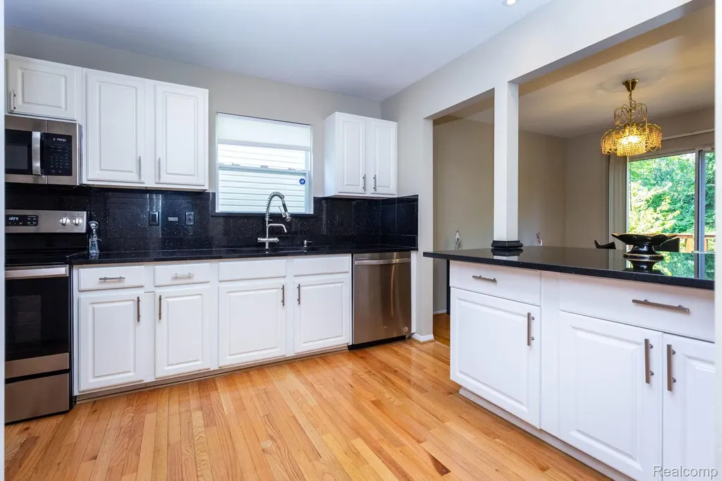 487 N Oak Drive Commerce Charter Township MI 48390