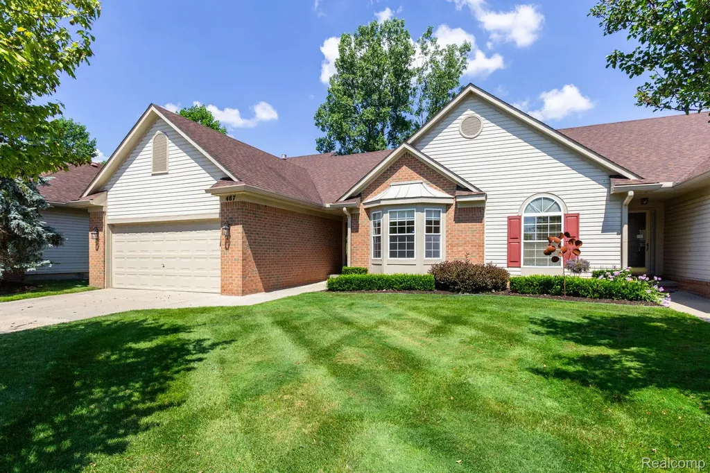 487 N Oak Drive Commerce Charter Township MI 48390