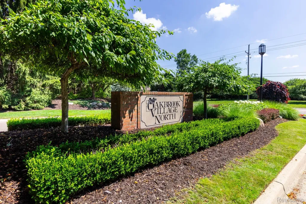 487 N Oak Drive Commerce Charter Township MI 48390