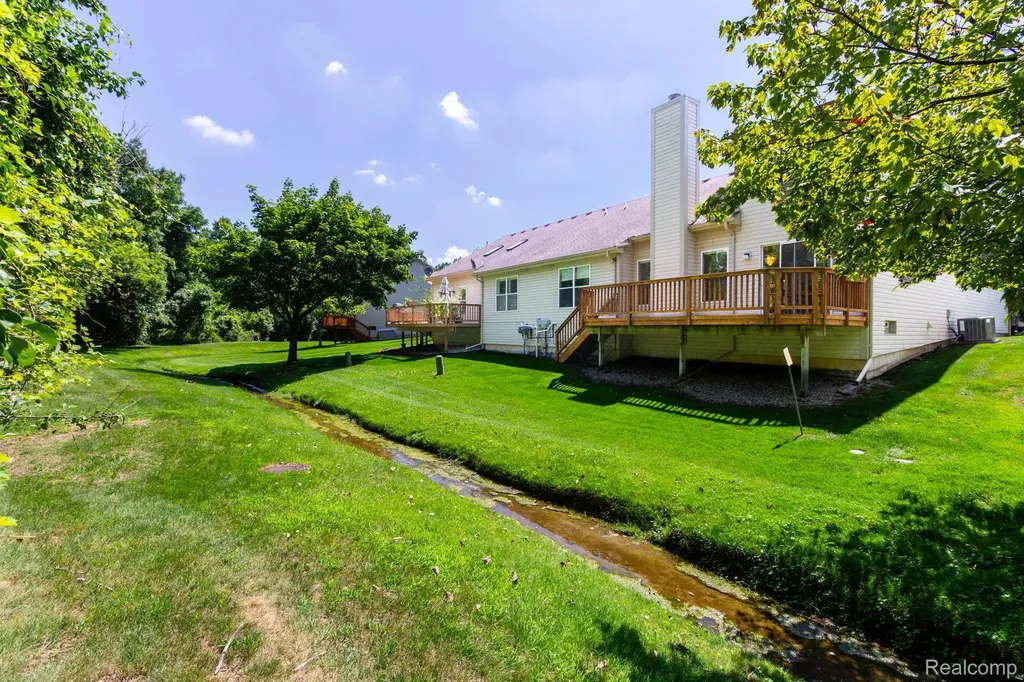 487 N Oak Drive Commerce Charter Township MI 48390