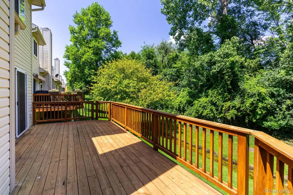 487 N Oak Drive Commerce Charter Township MI 48390