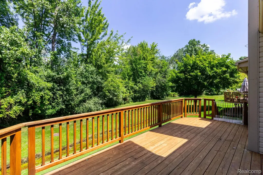 487 N Oak Drive Commerce Charter Township MI 48390