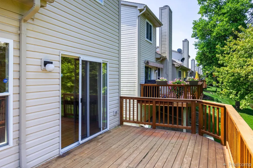 487 N Oak Drive Commerce Charter Township MI 48390