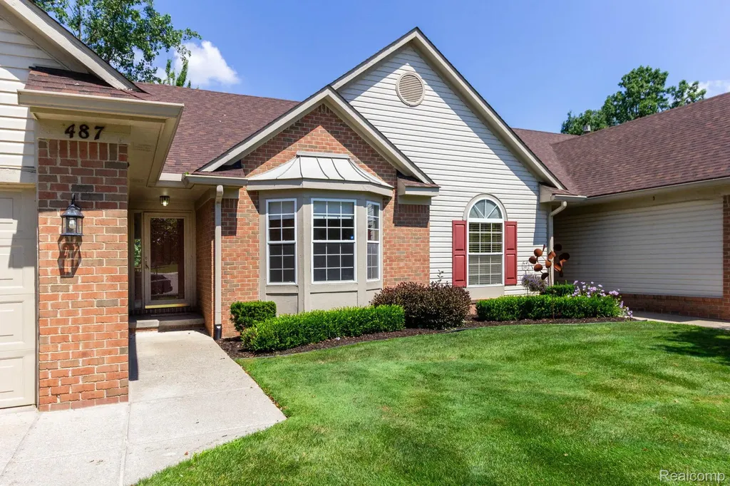 487 N Oak Drive Commerce Charter Township MI 48390