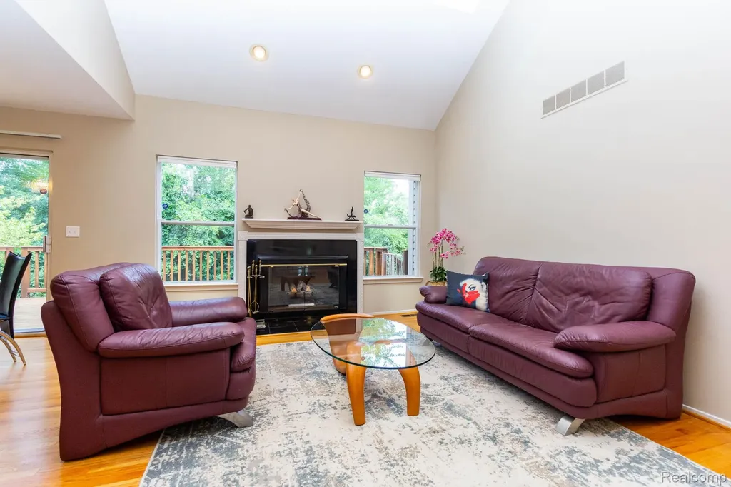 487 N Oak Drive Commerce Charter Township MI 48390
