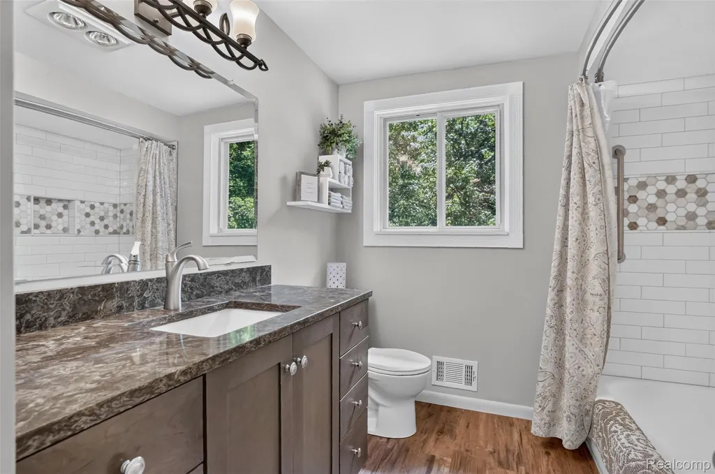 2125 Avoncrest Drive Rochester Hills City MI 48309