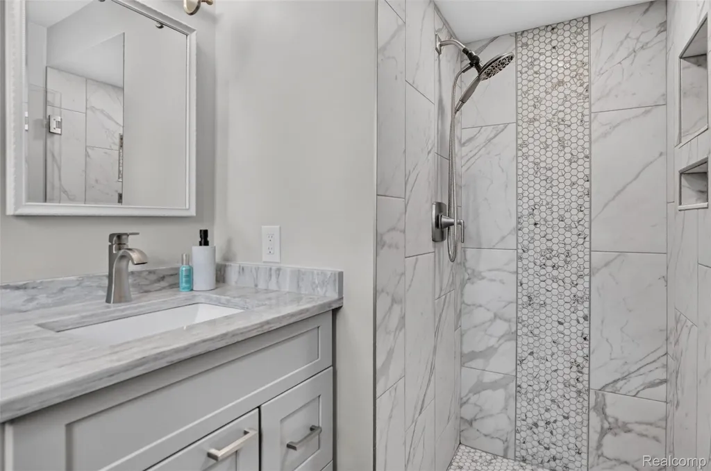 2125 Avoncrest Drive Rochester Hills City MI 48309