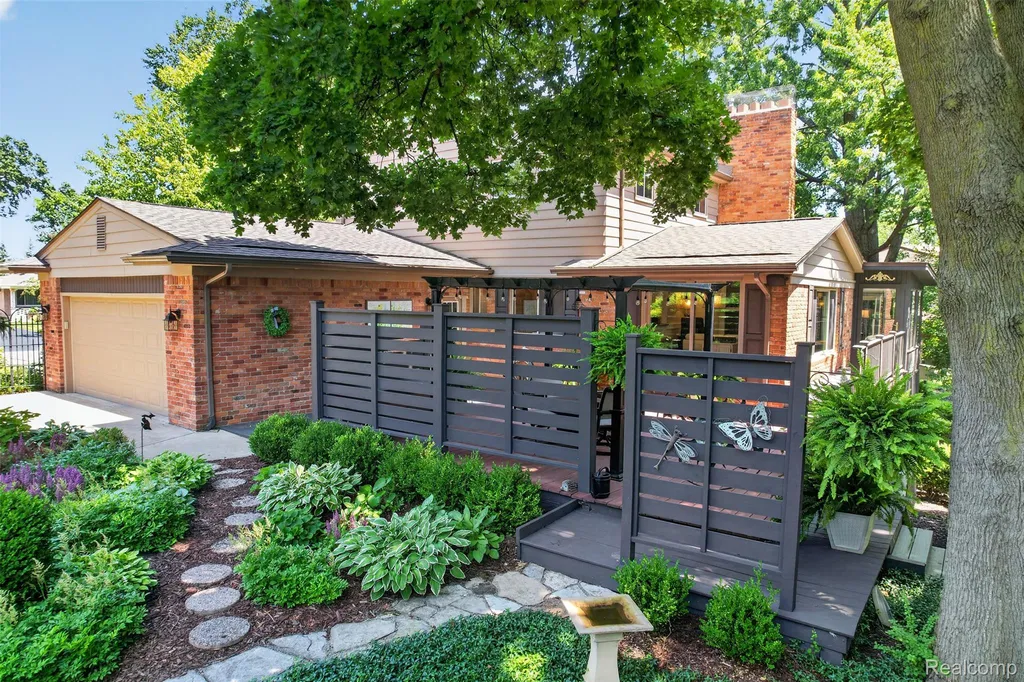 2125 Avoncrest Drive Rochester Hills City MI 48309