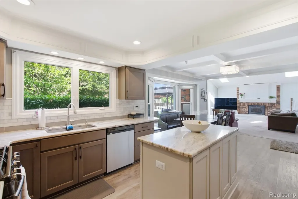 46884 Ben Franklin Drive Shelby Charter Township MI 48315