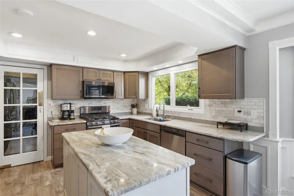 46884 Ben Franklin Drive Shelby Charter Township MI 48315