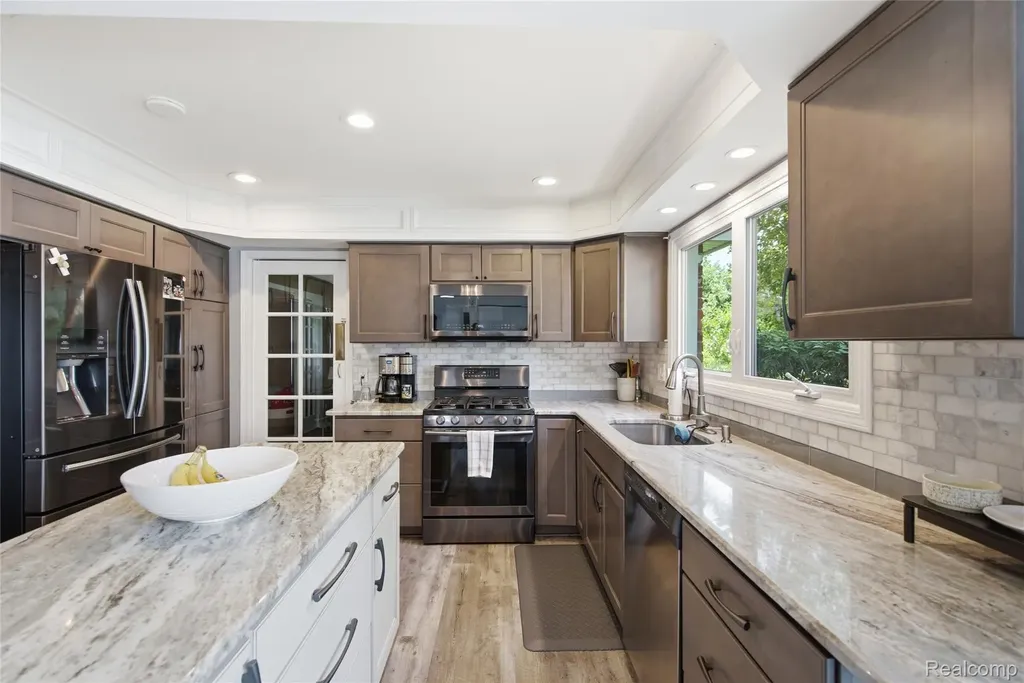 46884 Ben Franklin Drive Shelby Charter Township MI 48315