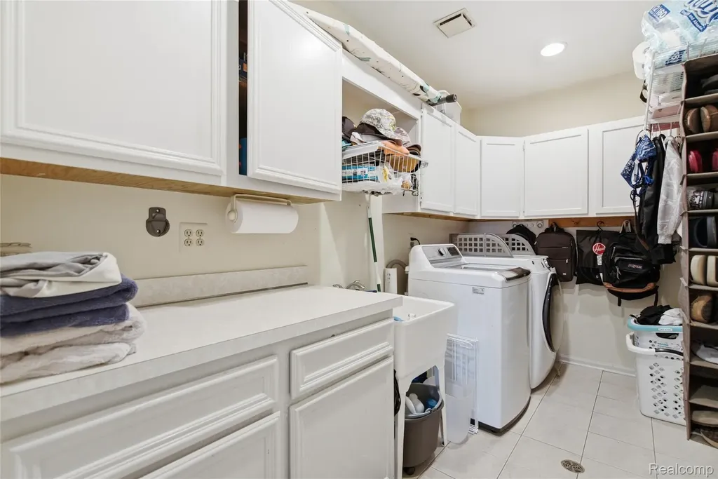 46884 Ben Franklin Drive Shelby Charter Township MI 48315