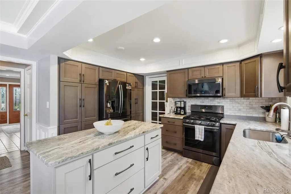 46884 Ben Franklin Drive Shelby Charter Township MI 48315