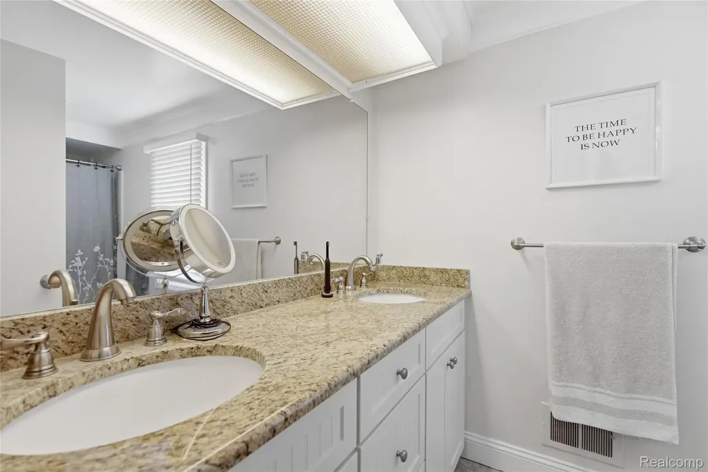 46884 Ben Franklin Drive Shelby Charter Township MI 48315