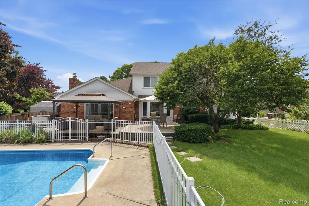 46884 Ben Franklin Drive Shelby Charter Township MI 48315