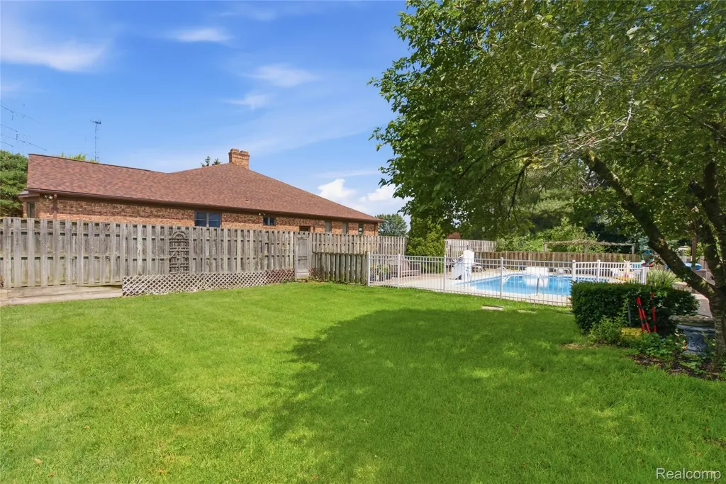 46884 Ben Franklin Drive Shelby Charter Township MI 48315