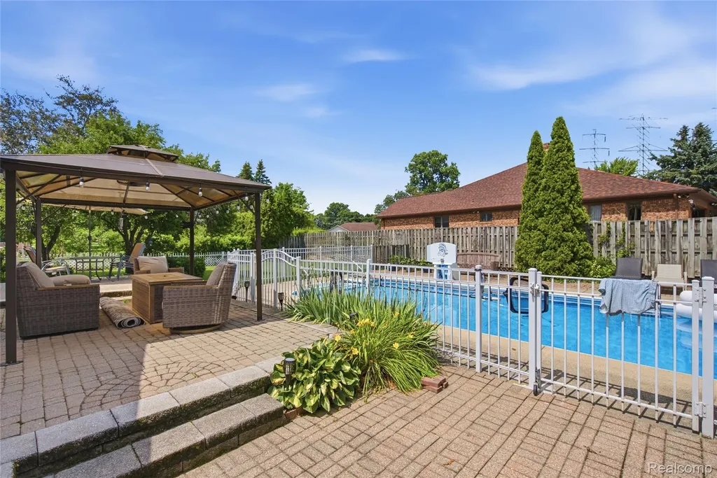 46884 Ben Franklin Drive Shelby Charter Township MI 48315