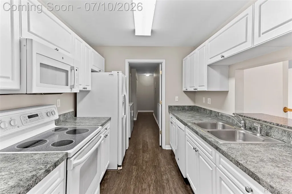 3553 Oakmonte Boulevard Oakland Charter Township MI 48306