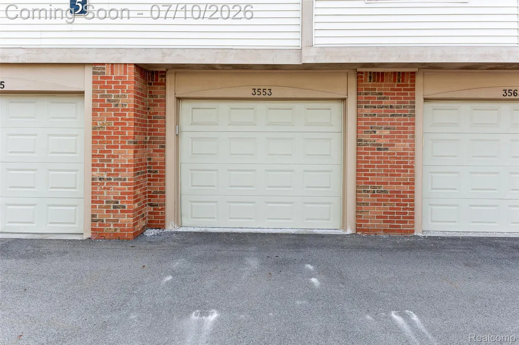 3553 Oakmonte Boulevard Oakland Charter Township MI 48306