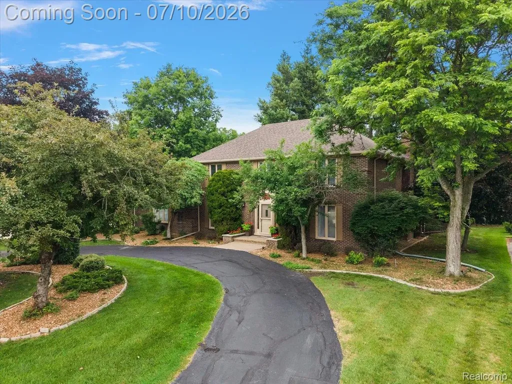 21640 Riverview Drive Beverly Hills Village MI 48025