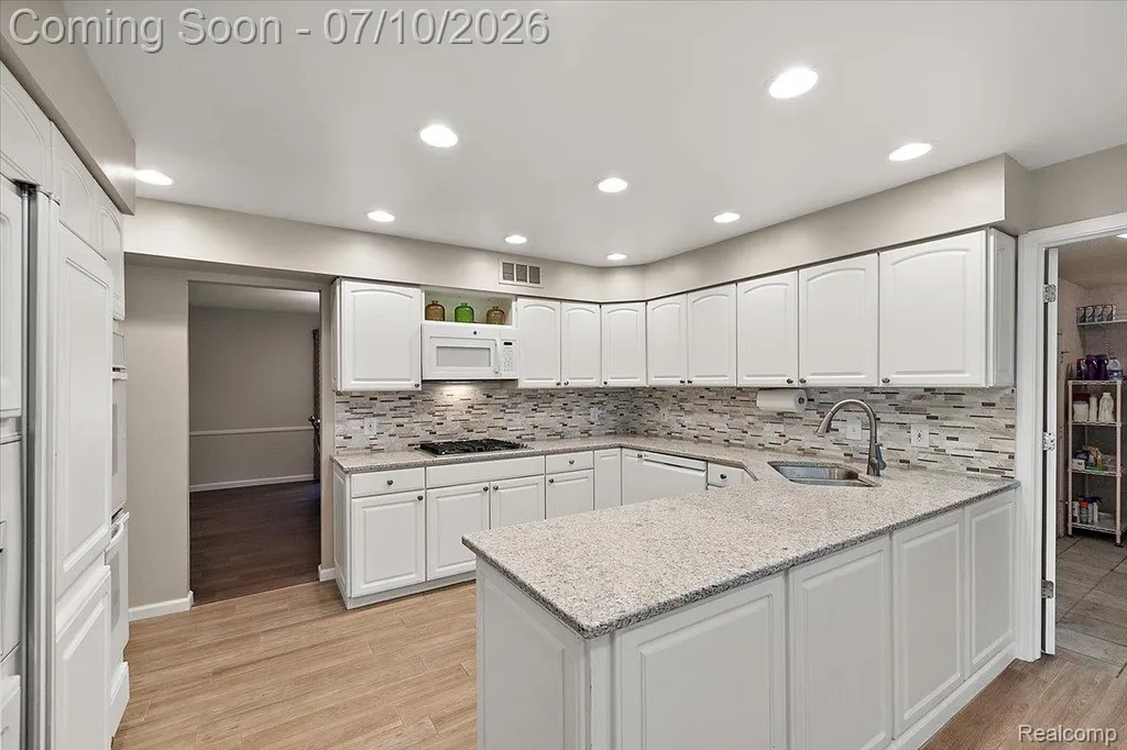 21640 Riverview Drive Beverly Hills Village MI 48025