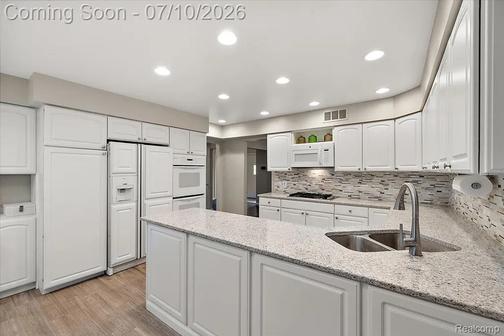 21640 Riverview Drive Beverly Hills Village MI 48025