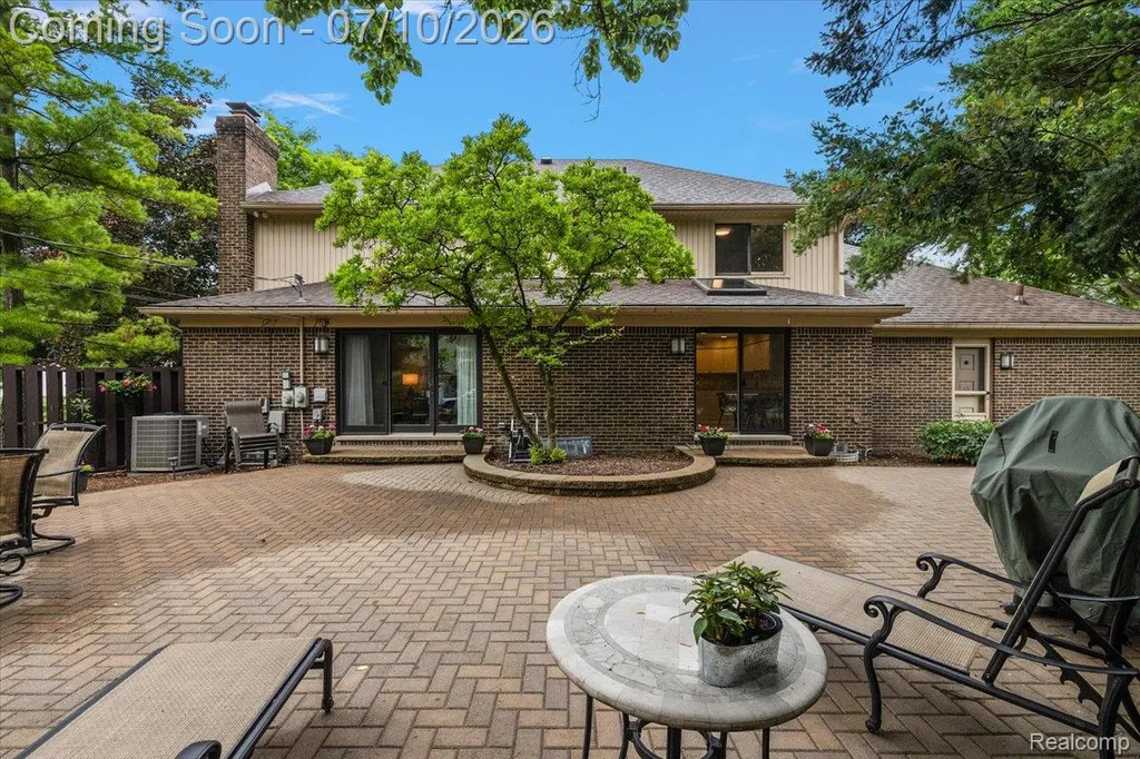 21640 Riverview Drive Beverly Hills Village MI 48025