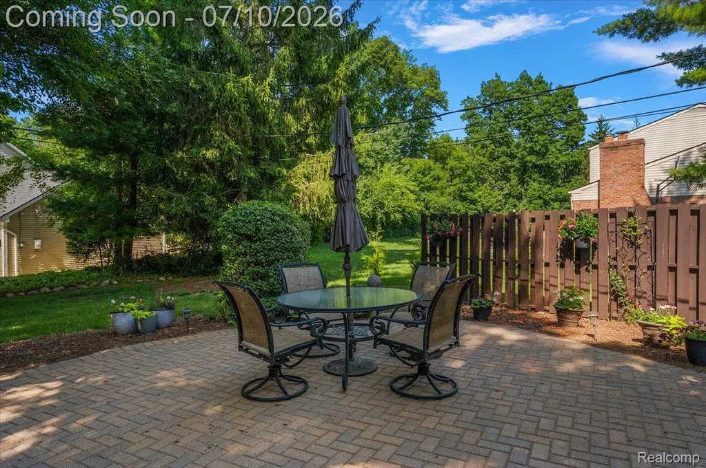 21640 Riverview Drive Beverly Hills Village MI 48025