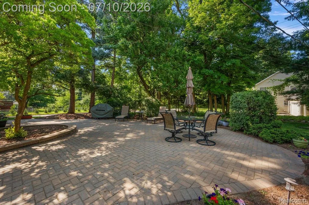 21640 Riverview Drive Beverly Hills Village MI 48025