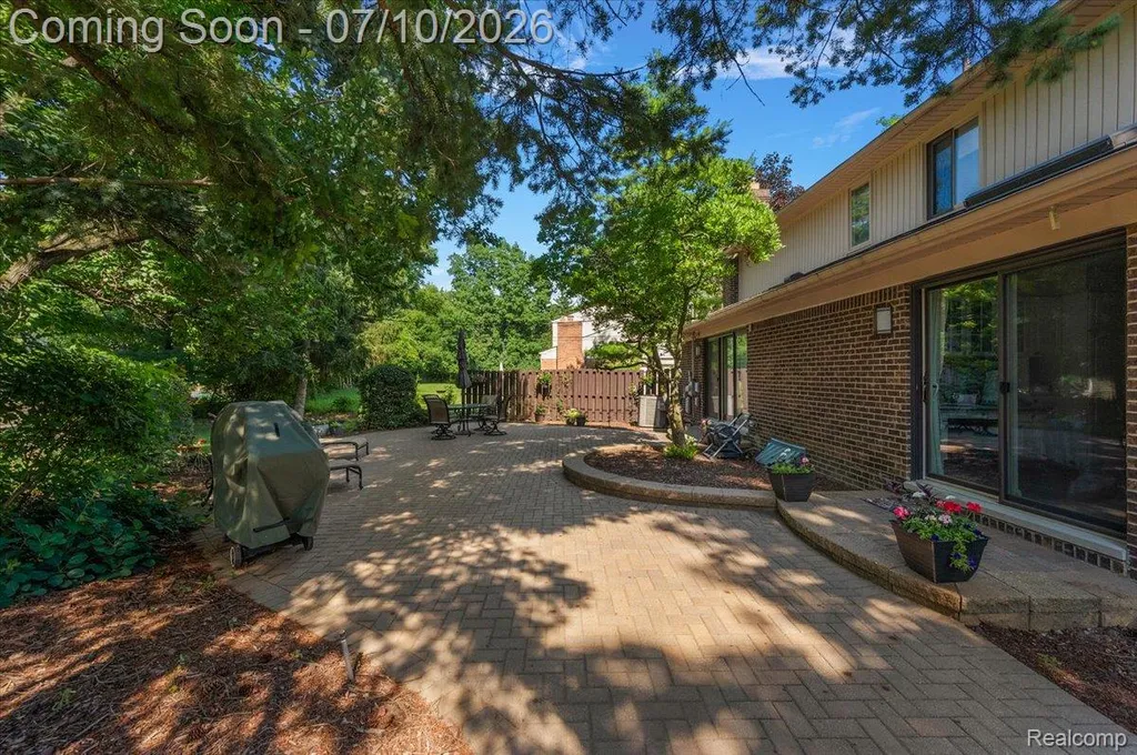 21640 Riverview Drive Beverly Hills Village MI 48025