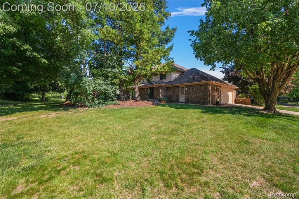21640 Riverview Drive Beverly Hills Village MI 48025