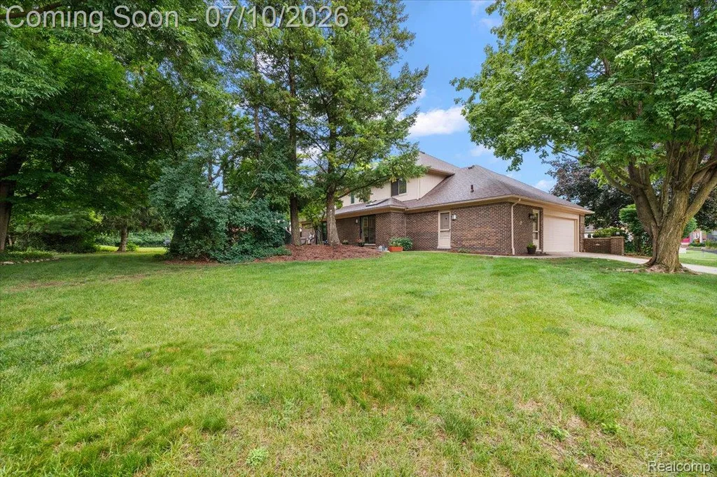 21640 Riverview Drive Beverly Hills Village MI 48025