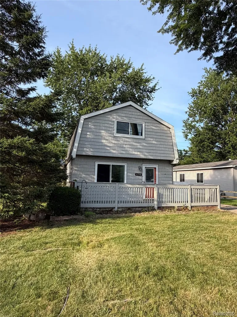 6798 Saline Drive Waterford Charter Township MI 48329
