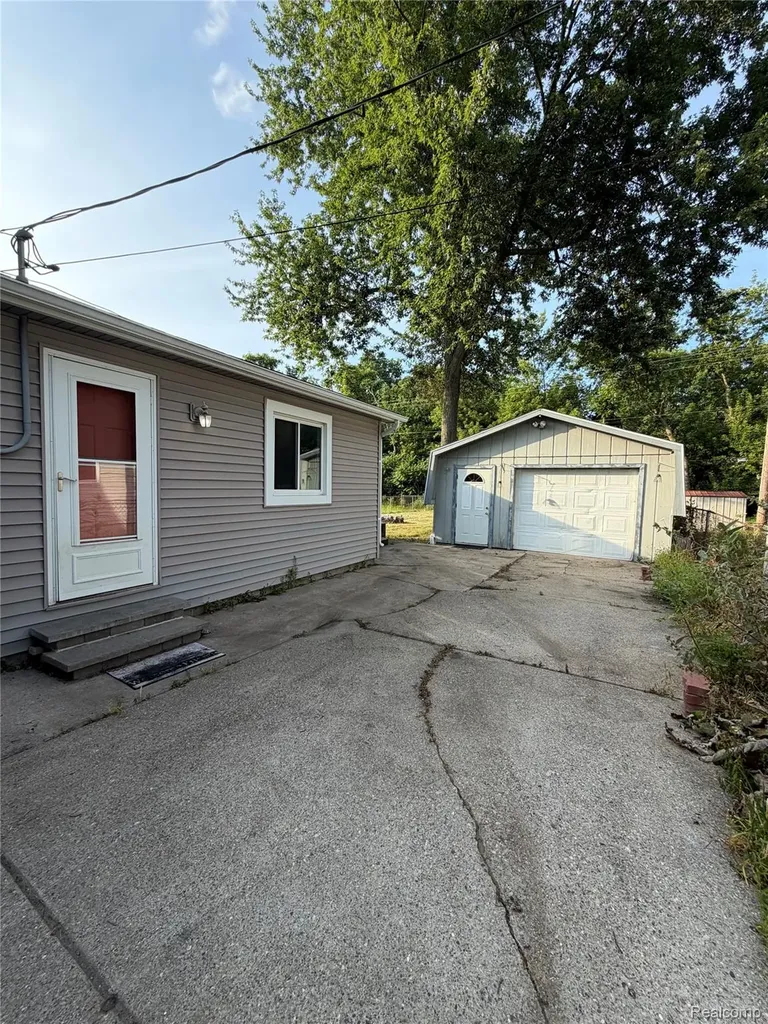6798 Saline Drive Waterford Charter Township MI 48329