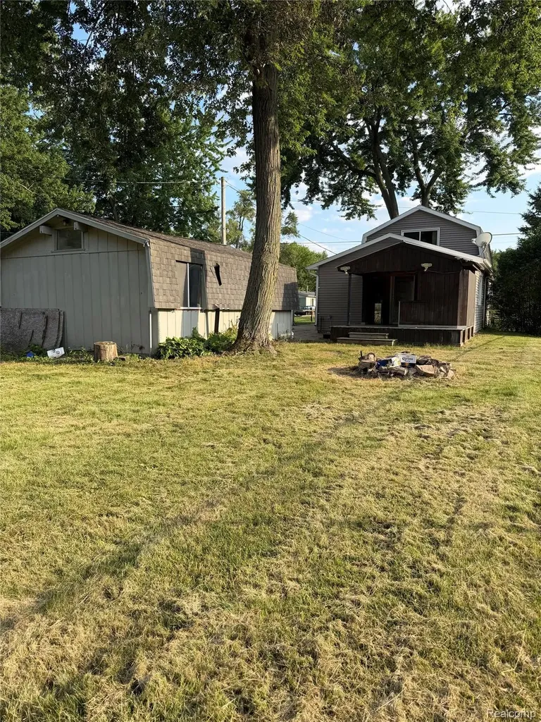 6798 Saline Drive Waterford Charter Township MI 48329
