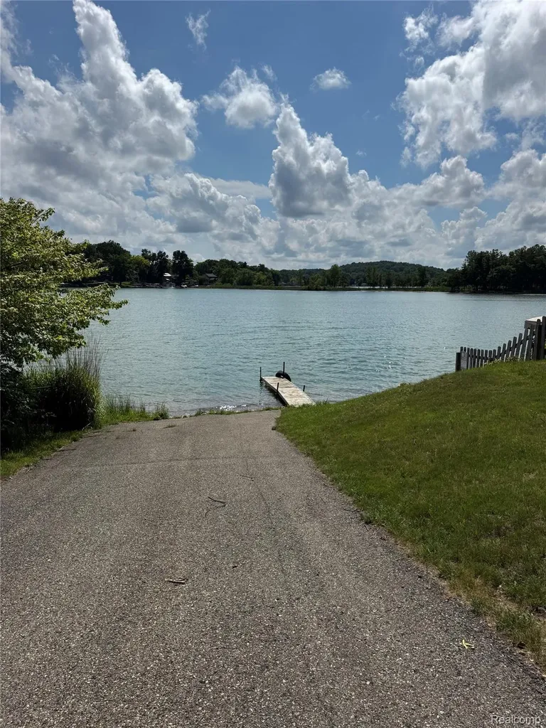 6798 Saline Drive Waterford Charter Township MI 48329