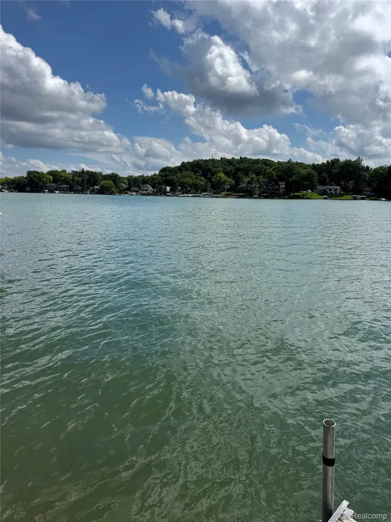 6798 Saline Drive Waterford Charter Township MI 48329