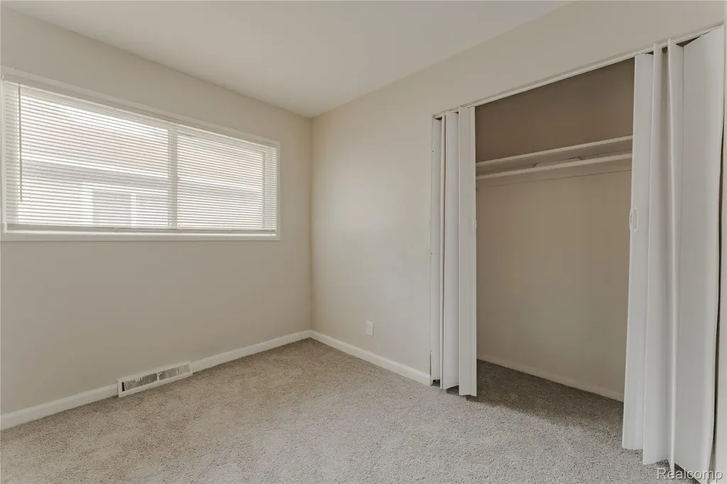 93 W Princeton Avenue Pontiac City MI 48340