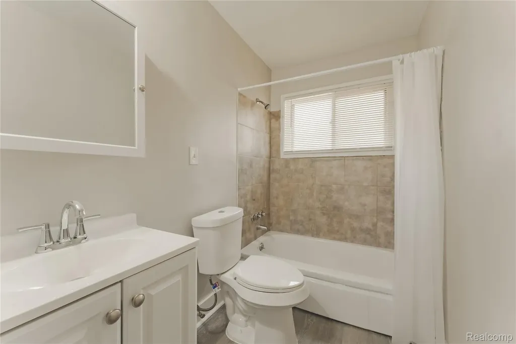 93 W Princeton Avenue Pontiac City MI 48340