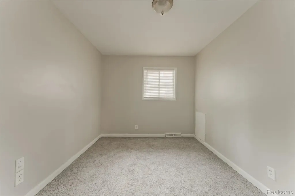 93 W Princeton Avenue Pontiac City MI 48340