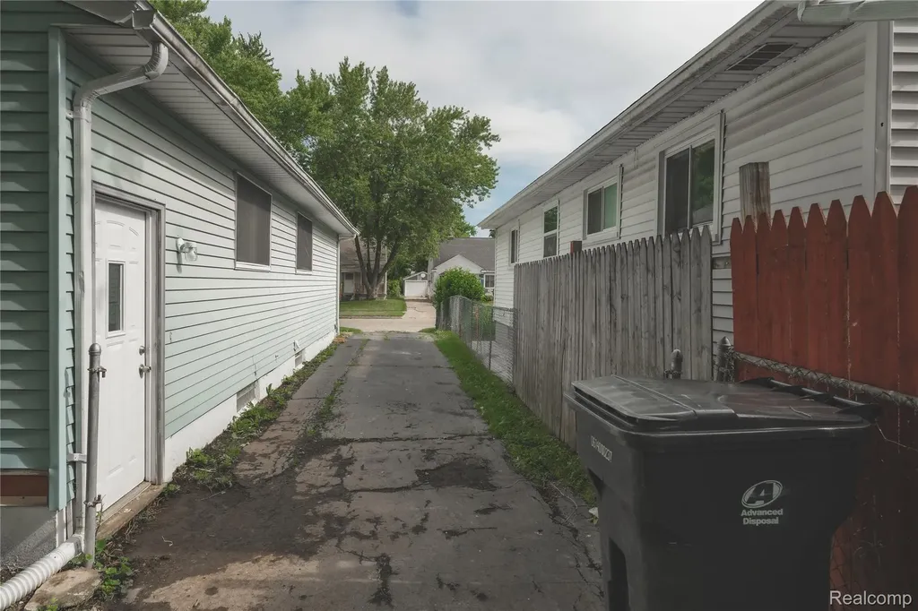 93 W Princeton Avenue Pontiac City MI 48340