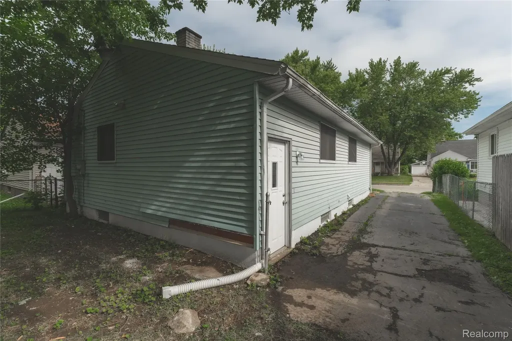 93 W Princeton Avenue Pontiac City MI 48340