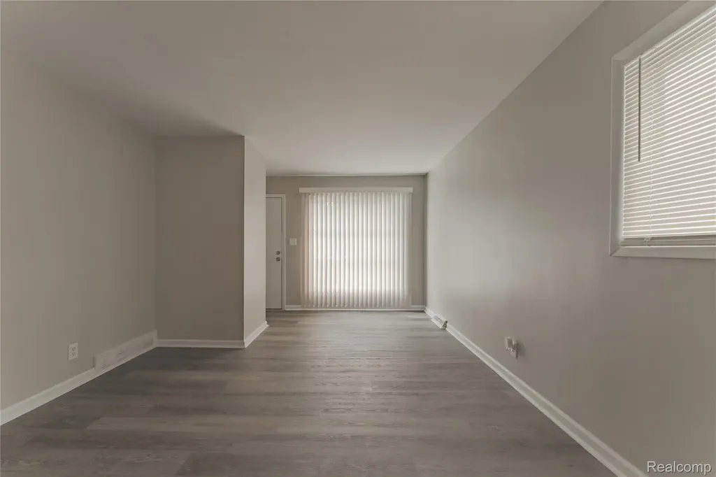 93 W Princeton Avenue Pontiac City MI 48340