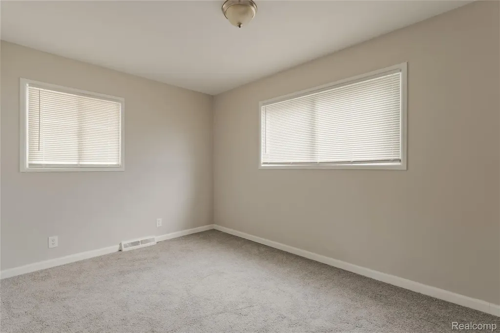 93 W Princeton Avenue Pontiac City MI 48340
