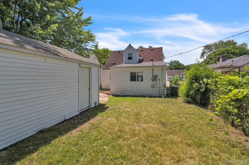 25926 Powers Avenue Dearborn Heights City MI 48125