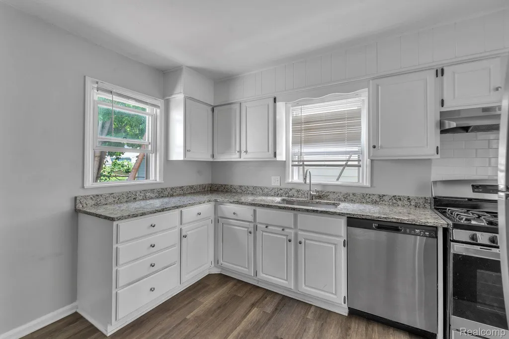25926 Powers Avenue Dearborn Heights City MI 48125