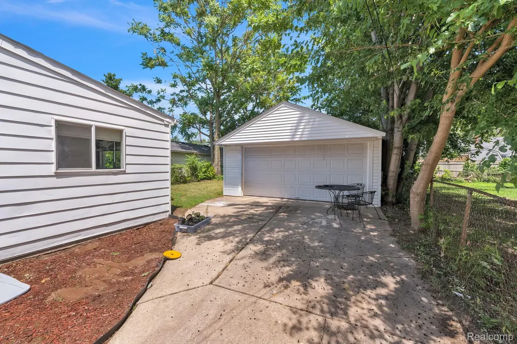 25926 Powers Avenue Dearborn Heights City MI 48125