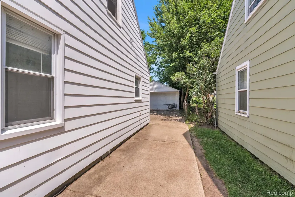 25926 Powers Avenue Dearborn Heights City MI 48125