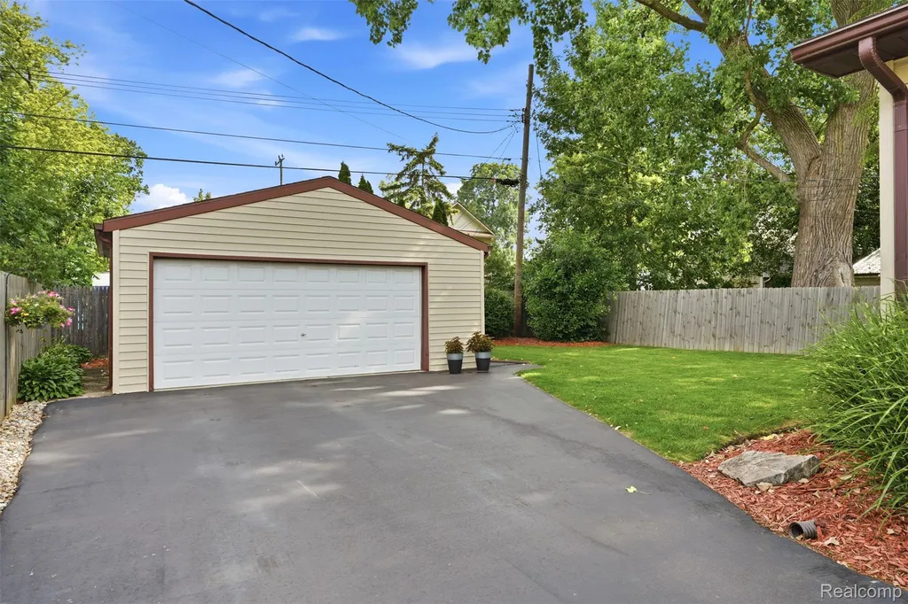 2830 Schroeder Boulevard Keego Harbor City MI 48320